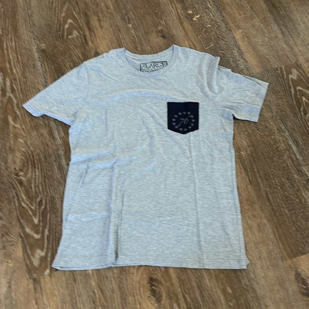 Men's Light Gray Crewneck T-Shirt with Navy Pocket